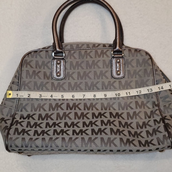 Michael Kors Tote. - Picture 4 of 5